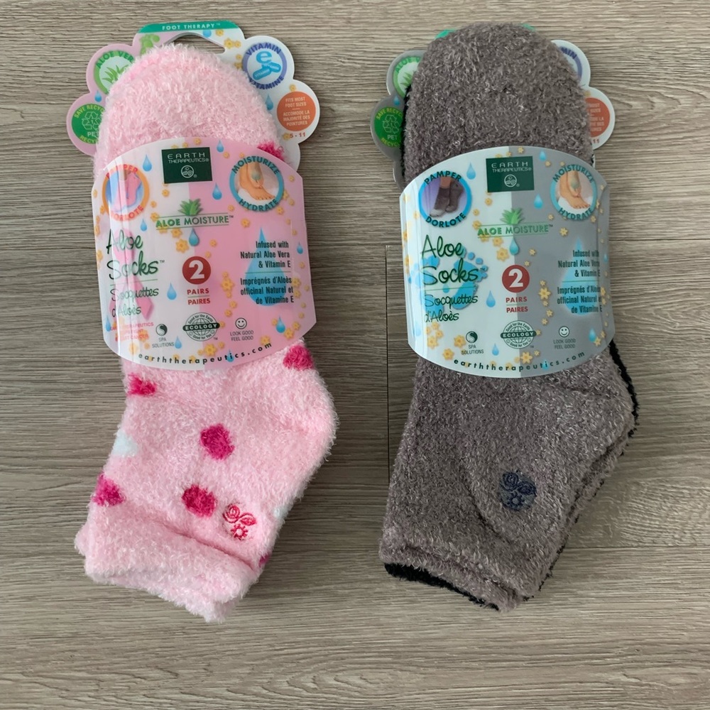 NWT Earth Therapeutics Aloe Socks